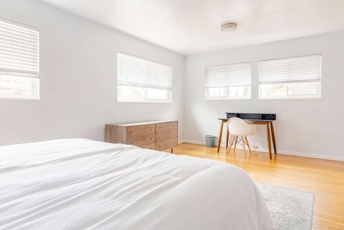 3-Bedroom Hillside Home Minutes from Oakland's Zoo