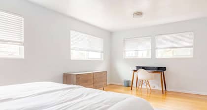 3-Bedroom Hillside Home Minutes from Oakland's Zoo