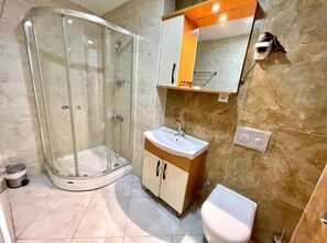 Phòng 2 giường đơn Economy, quang cảnh thành phố | Phòng tắm | Máy sấy tóc, khăn tắm, xà phòng, dầu gội 