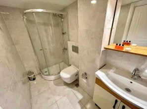 Chambre Économique avec lits jumeaux, vue ville | Salle de bain | Sèche-cheveux, serviettes fournies, savon, shampoing