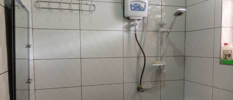 Dusj, hårføner, håndklær og såpe