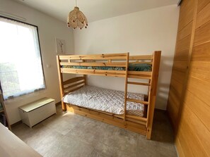 3 quartos, escrivaninha, ferros/tábuas de passar roupa