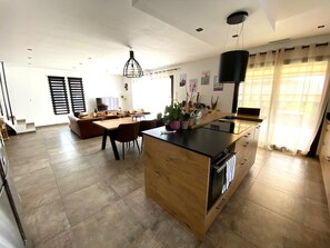 Geladeira, micro-ondas, fogão, cooktop