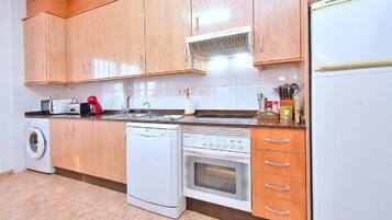 Kühlschrank, Mikrowelle, Ofen, Geschirrspüler