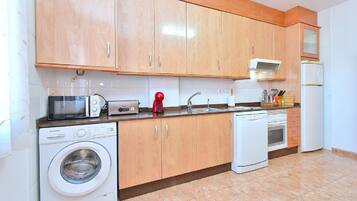 Refrigerador, microondas, horno y lavavajillas