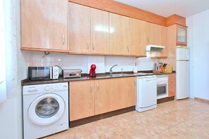 Jääkaappi, mikroaaltouuni, uuni, astianpesukone