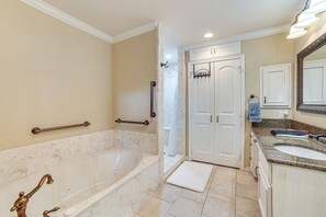 House (3 Bedrooms) | Interior - Waterfront Retreat w/ Dock on Cedar Creek Lake! (Kemp)
