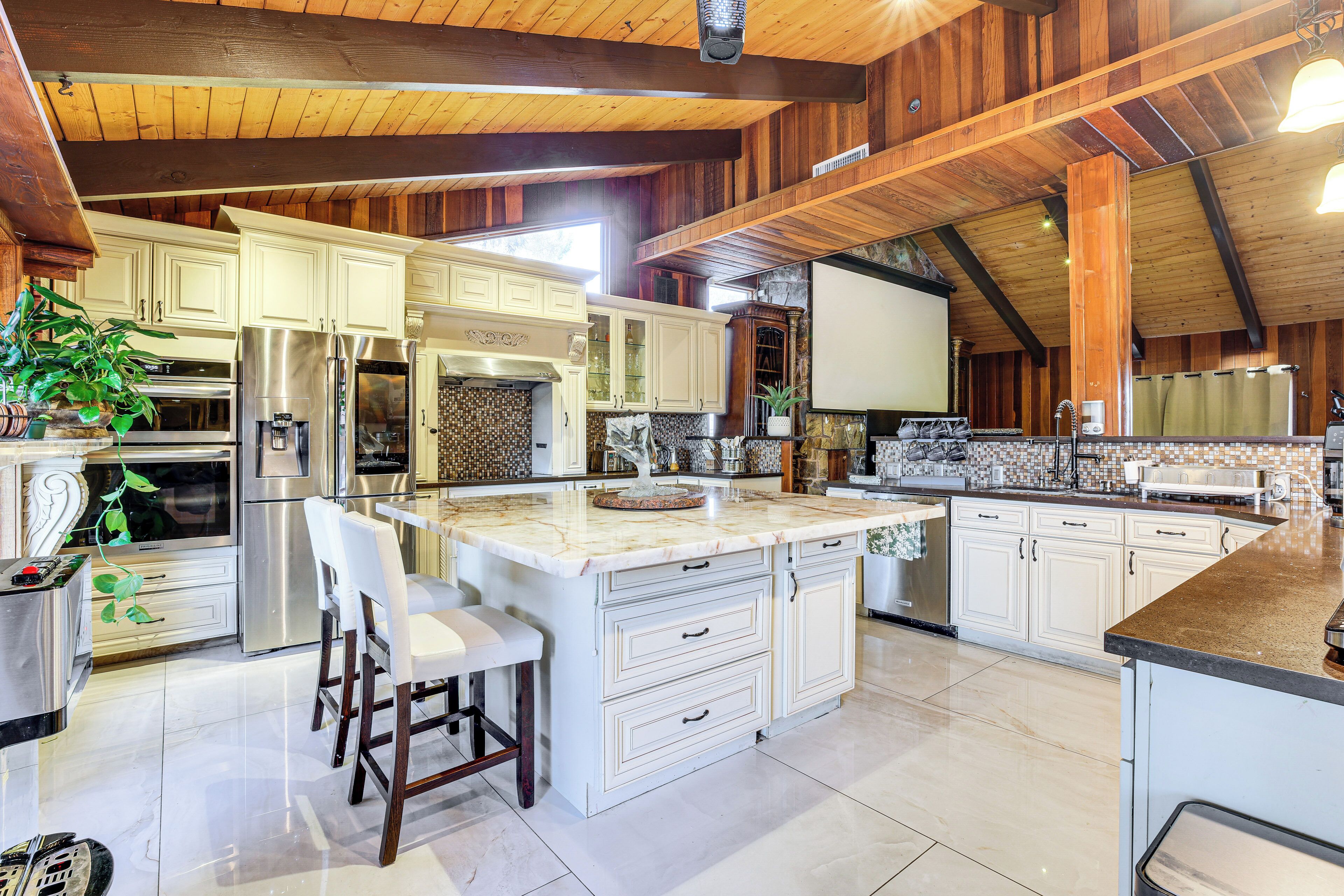 House (5 Bedrooms) | Interior