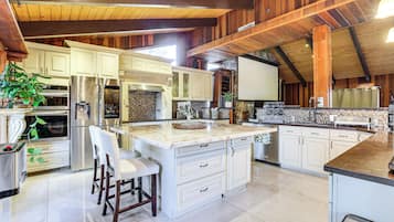 House (5 Bedrooms) | Interior