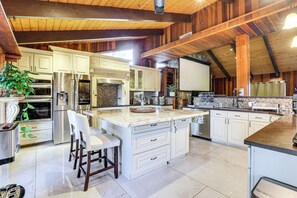 House (5 Bedrooms) | Interior