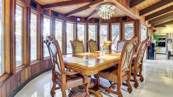 House (5 Bedrooms) | Interior