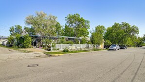 Una calle residencial con casas, aceras y coches estacionados.