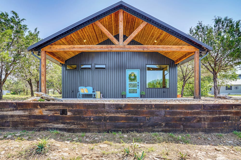 Recently Built Cabin w/ Pavilion in Granbury! - Tolar, TX
