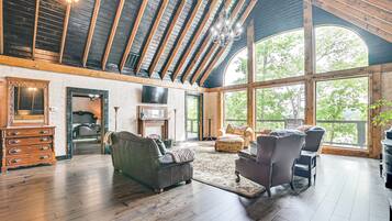 House (5 Bedrooms) | Interior