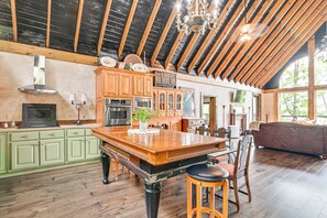 House (5 Bedrooms) | Interior