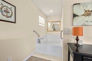Combined shower/bathtub, free toiletries, hair dryer, soap