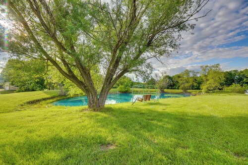 1 Mi to Mark Twain Lake: Cabin w/ Community Pool