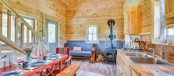 'fins & Flowers' Lewiston Cabin w/ Trout Fishing!