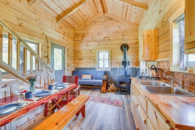 'fins & Flowers' Lewiston Cabin w/ Trout Fishing!