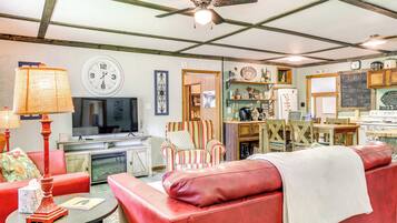 House (2 Bedrooms) | Interior