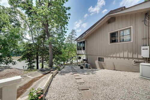 Lakefront Retreat w/ Patio in Fort Towson!