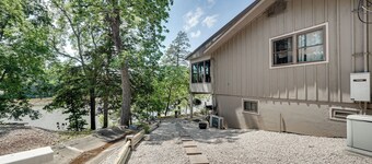 Lakefront Retreat w/ Patio in Fort Towson!