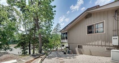 Lakefront Retreat w/ Patio in Fort Towson!