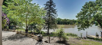Lakefront Retreat w/ Patio in Fort Towson!