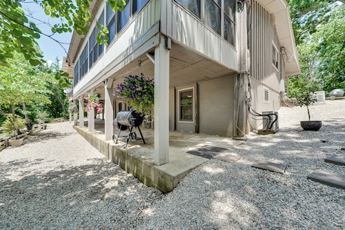 Lakefront Retreat w/ Patio in Fort Towson!