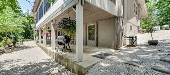 Lakefront Retreat w/ Patio in Fort Towson!