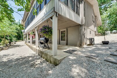 Lakefront Retreat w/ Patio in Fort Towson!