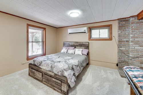 Lakefront Retreat w/ Patio in Fort Towson!