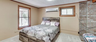 Lakefront Retreat w/ Patio in Fort Towson!