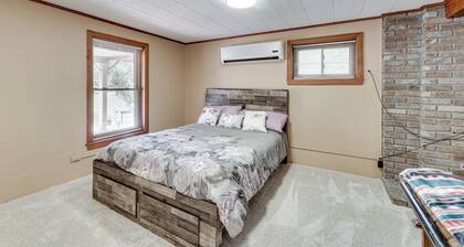 Lakefront Retreat w/ Patio in Fort Towson!