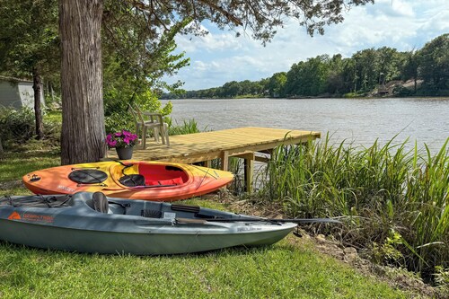 Lakefront Retreat w/ Patio in Fort Towson!