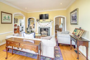 House (5 Bedrooms) | Interior