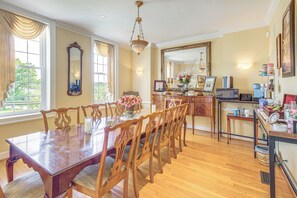 House (5 Bedrooms) | Interior
