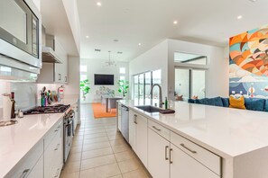 House (3 Bedrooms) | Interior