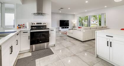 Outdoor Oasis w/ Games: Sleek Hollywood Home!