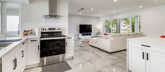 Outdoor Oasis w/ Games: Sleek Hollywood Home!