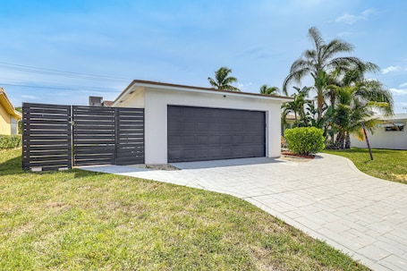 House (3 Bedrooms) | Interior. Outdoor Oasis w/ Games: Sleek Hollywood Home!