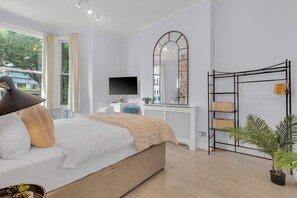 Iron/ironing board, free WiFi, bed sheets - Central Studio in Lena Gardens Hammersmith by MySquare (London)