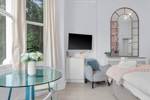 Iron/ironing board, free WiFi, bed sheets - Central Studio in Lena Gardens Hammersmith by MySquare (London)