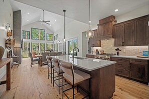 Kylskåp, mikrovågsugn, ugn och spishäll