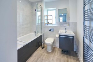 A modern bathroom with a glass shower enclosure, a toilet, a sink, and a vanity. - Host Stay Maison de Cobbe (Winchester)