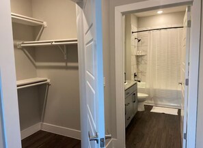 مجففات شعر، مناشف، صابون، ورق حمّام