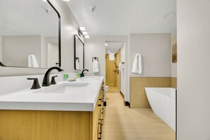 Chuveiro, secador de cabelo, toalhas de banho 