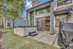 Terrace/patio - Remodeled! Slps 13. 3 bd + loft! Hot tub! Shuttle to Resort! Pets allowed! (Deer Valley)