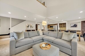 Smart TV, fireplace - Remodeled! Slps 13. 3 bd + loft! Hot tub! Shuttle to Resort! Pets allowed! (Deer Valley)