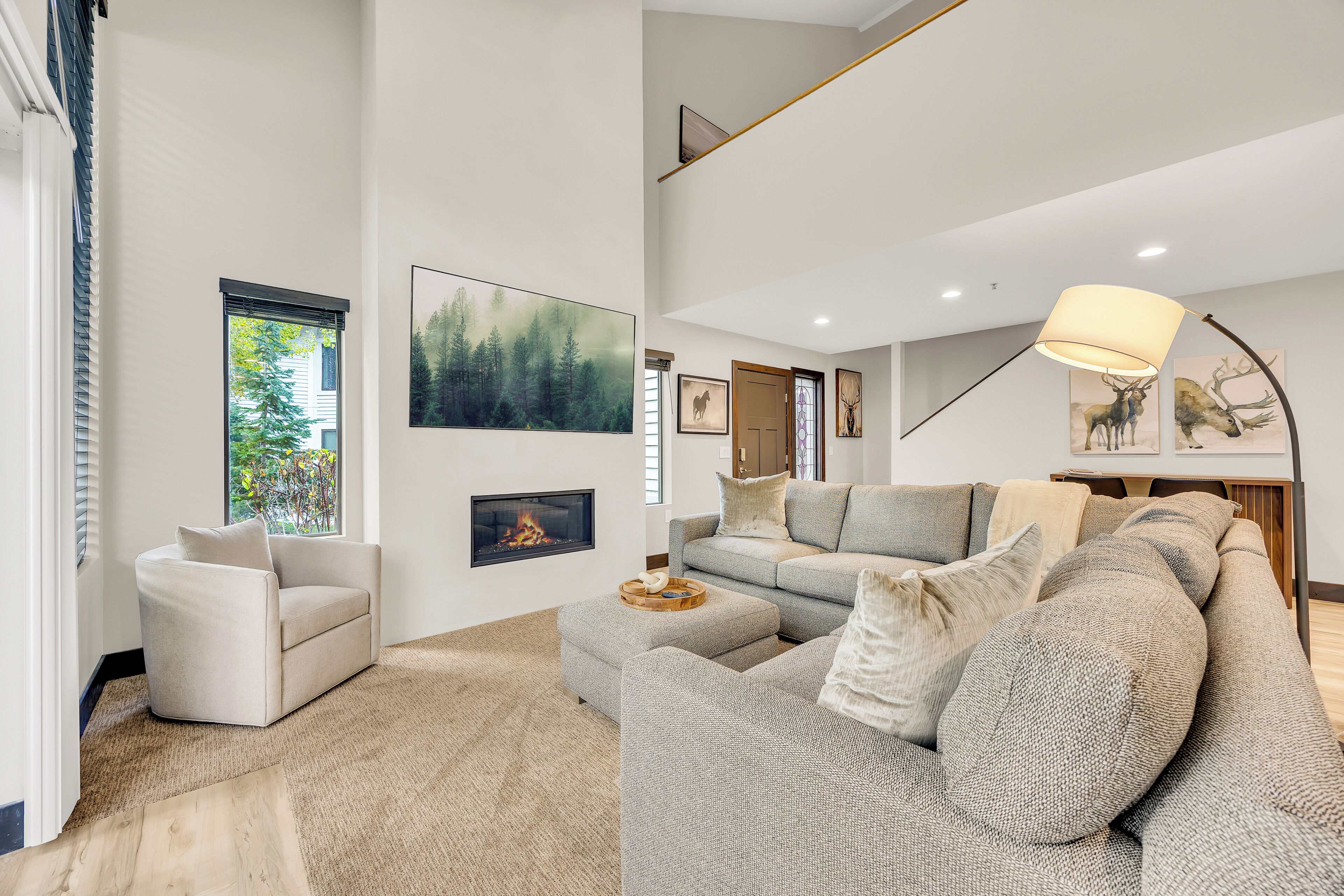 Een smart-tv en een open haard